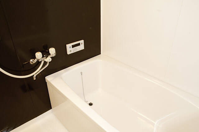 賃貸マンションの浴室タイル壁をアイカ工業のセラールを使ったリフォーム成功例